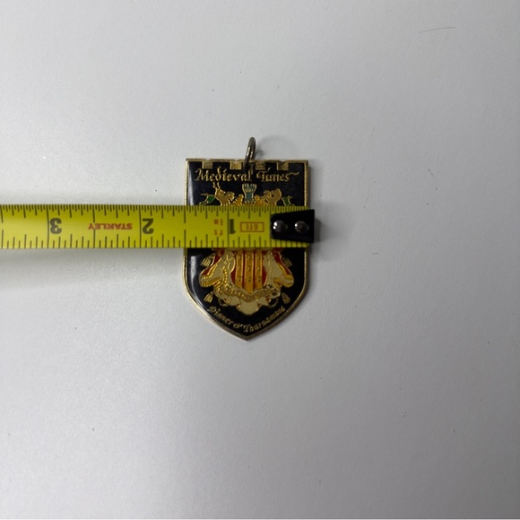 Medieval Times Crest Pendant Dinner & Tournament Keychain Enamel Gloss Gold VTG - Picture 2 of 15